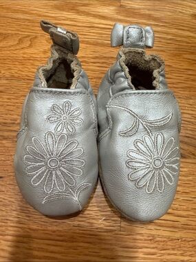 Robeez 0-6 month Metallic Silver Floral Leather Baby Crib Shoes